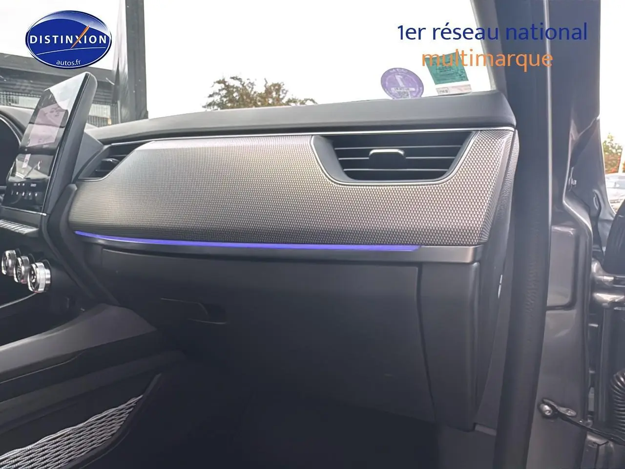 Intérieur côté passager du Renault Arkana gris 2022, tableau de bord avec éclairage d'ambiance bleu et finition texturée.