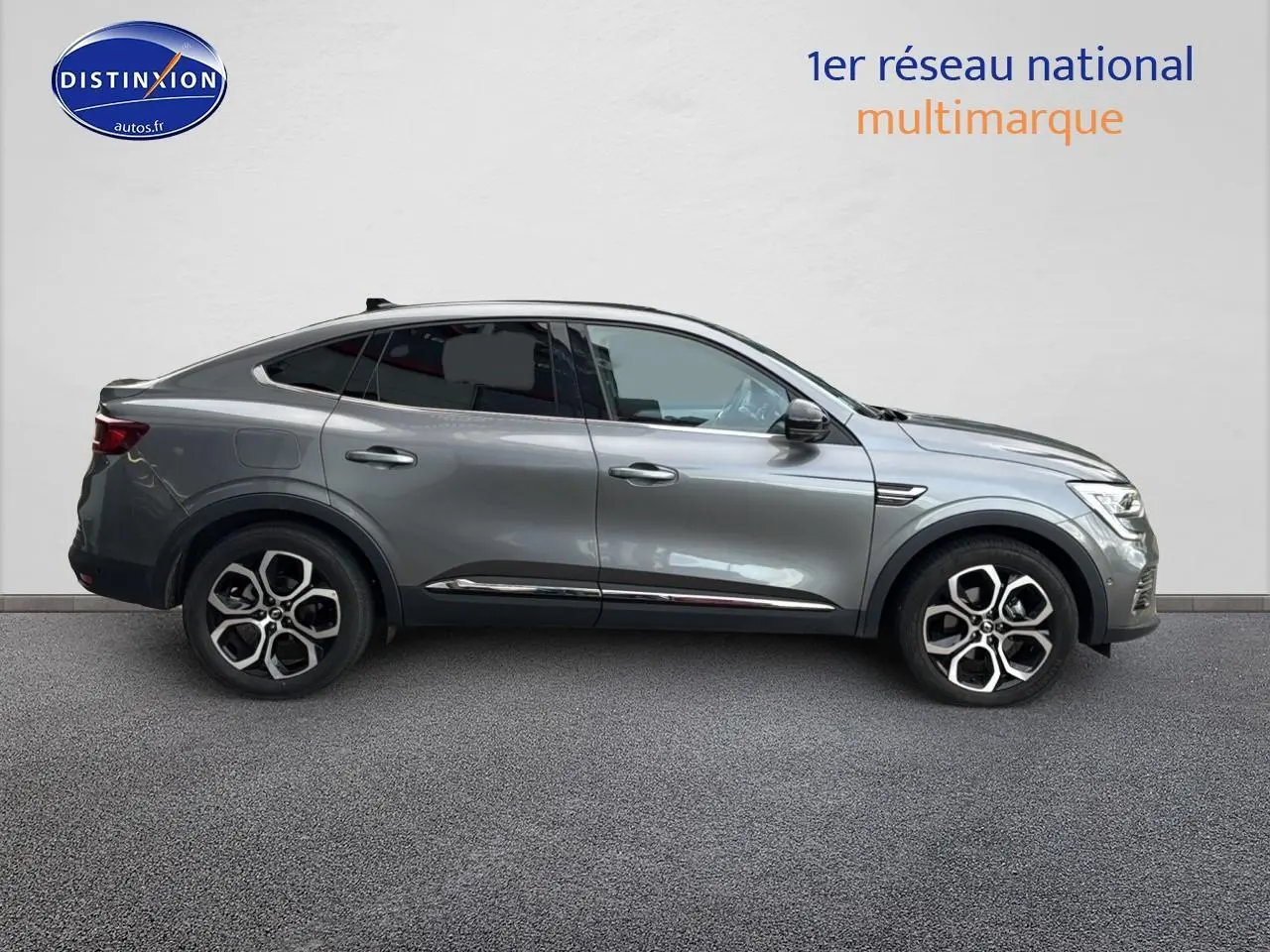 Profil droit d'un Renault Arkana gris 2022 avec jantes alliage et vitres arrière surteintées.