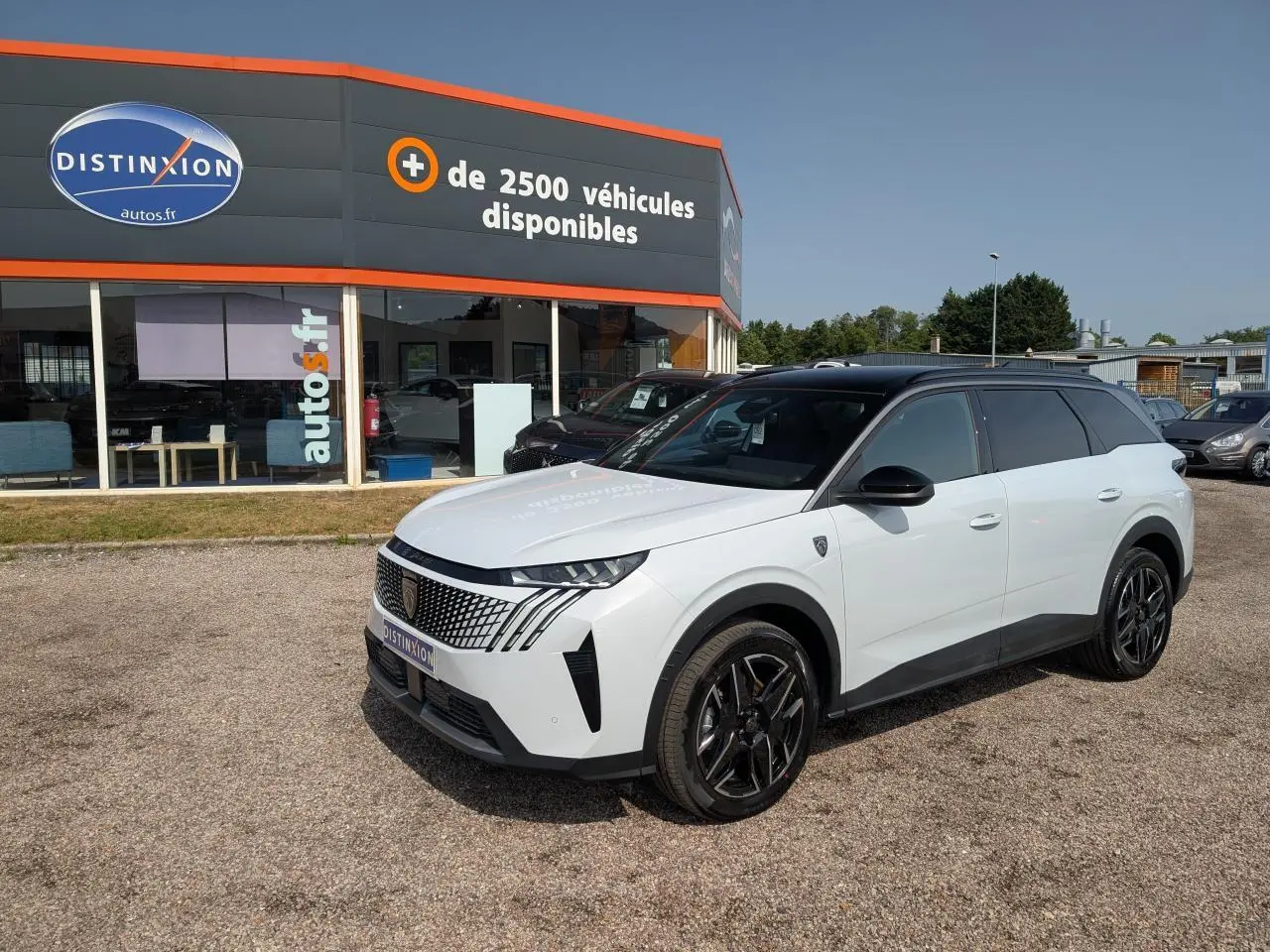 Peugeot 5008 blanc vue 3/4 avant droit, toit noir, jantes alliage noires et calandre distinctive GT.