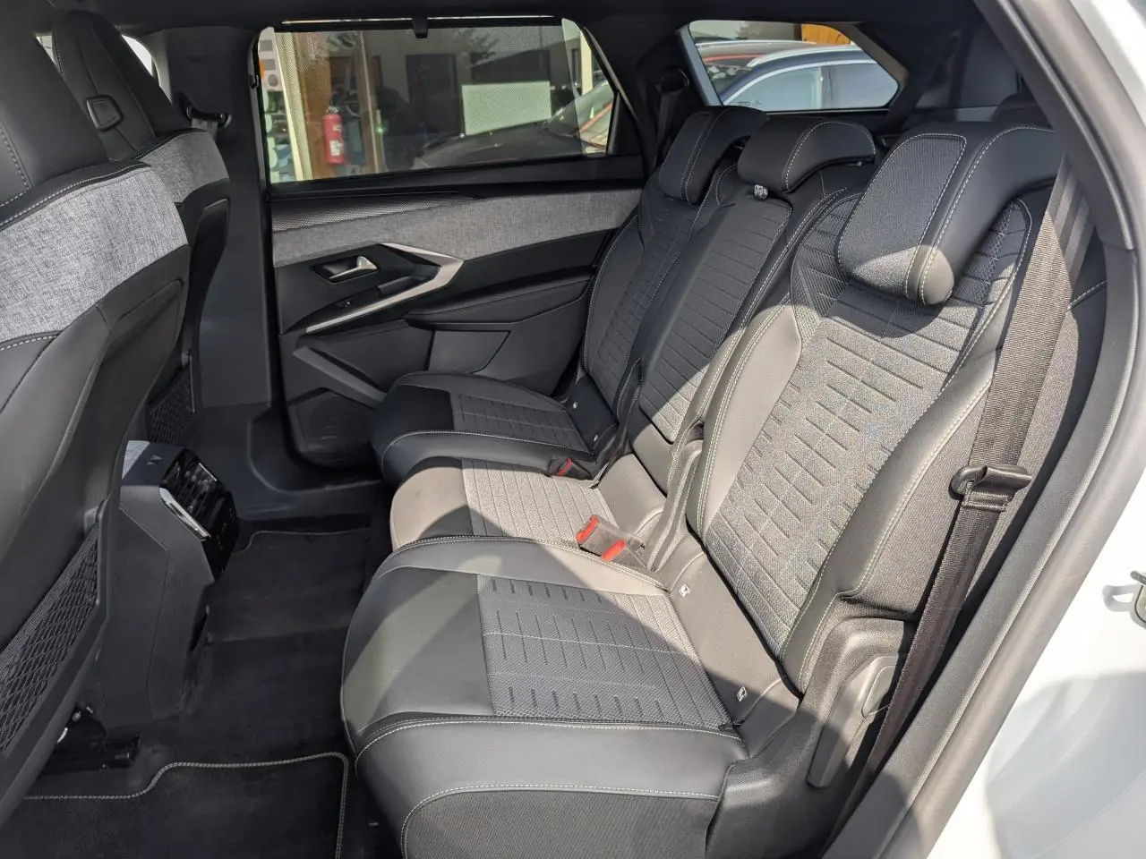 Vue intérieure côté droit sur la banquette arrière gris foncé et tissu chiné du Peugeot 5008 blanc 2025.
