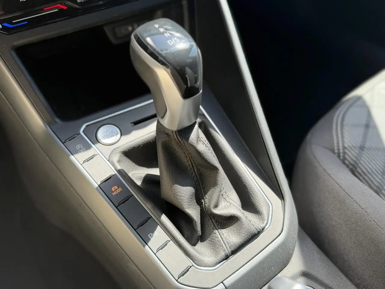 Le levier de vitesse automatique noir de la Volkswagen Taigo TSI 116 DSG R-Line, vu en gros plan côté console centrale.