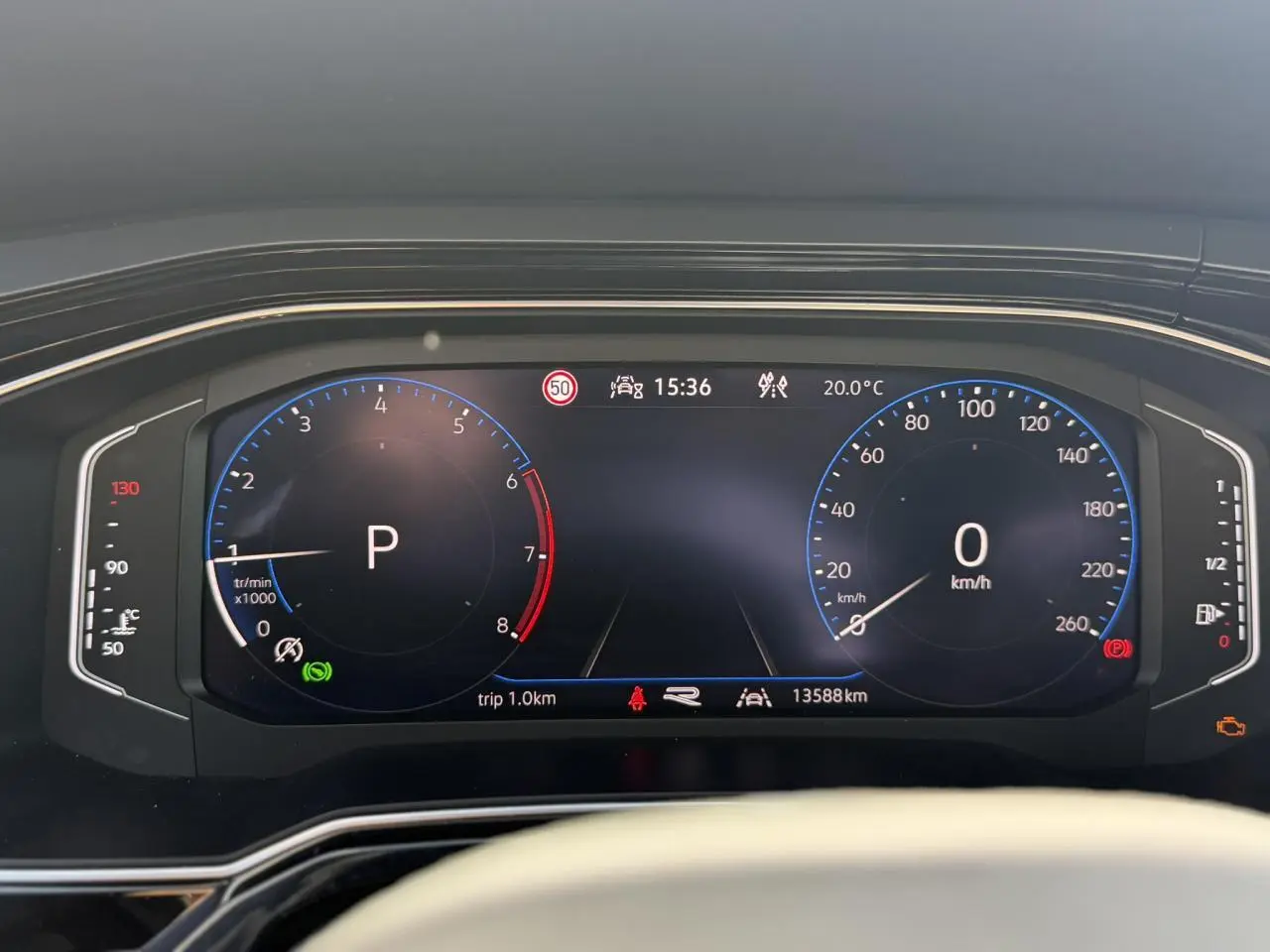 Vue rapprochée du tableau de bord numérique du Volkswagen Taigo noir 2025, affichant compte-tours, vitesse et indicateurs R-Line.