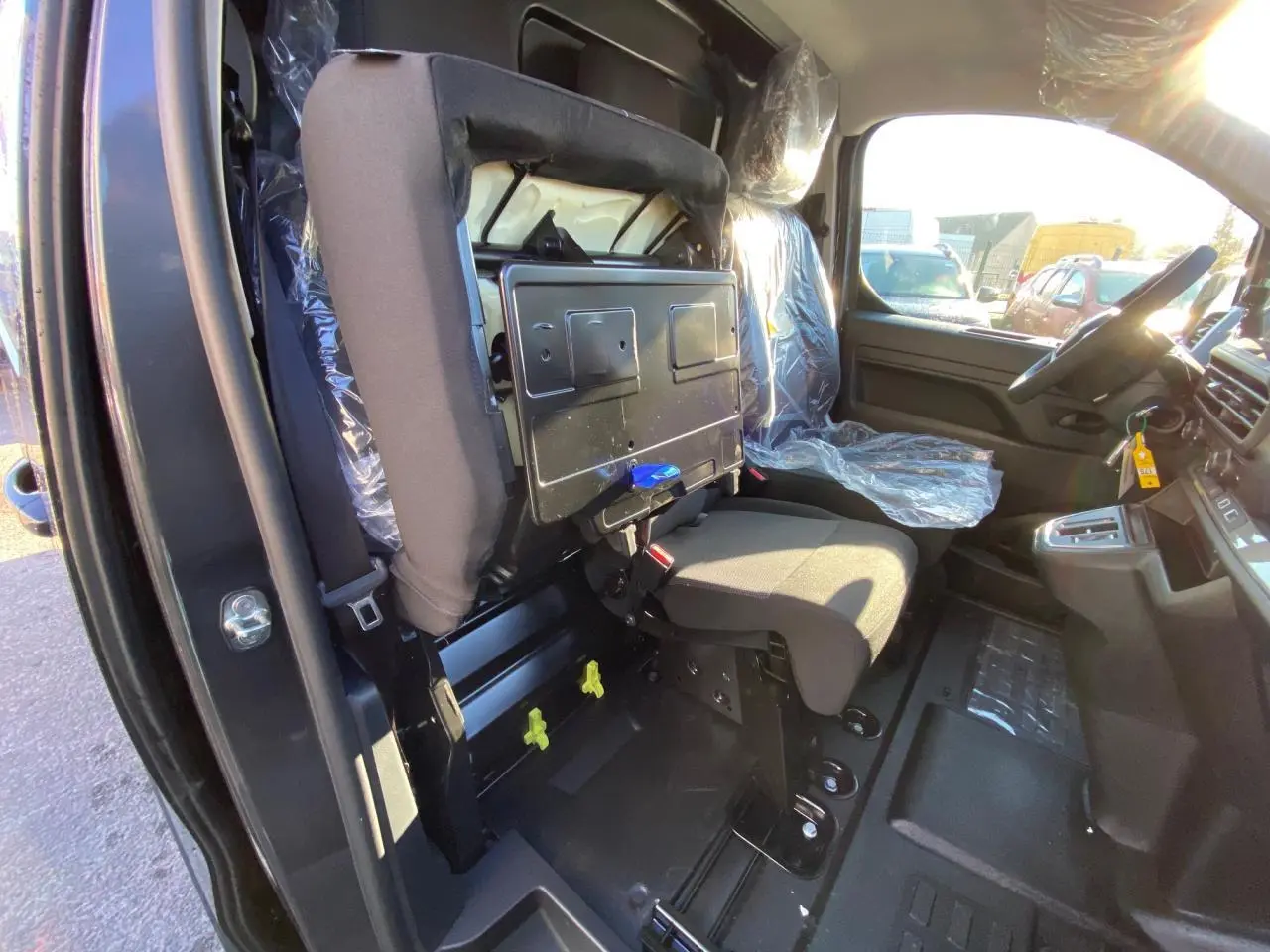 Vue intérieure côté droit du Peugeot Expert Fourgon 2026, montrant la banquette passager relevée et le tableau de bord.