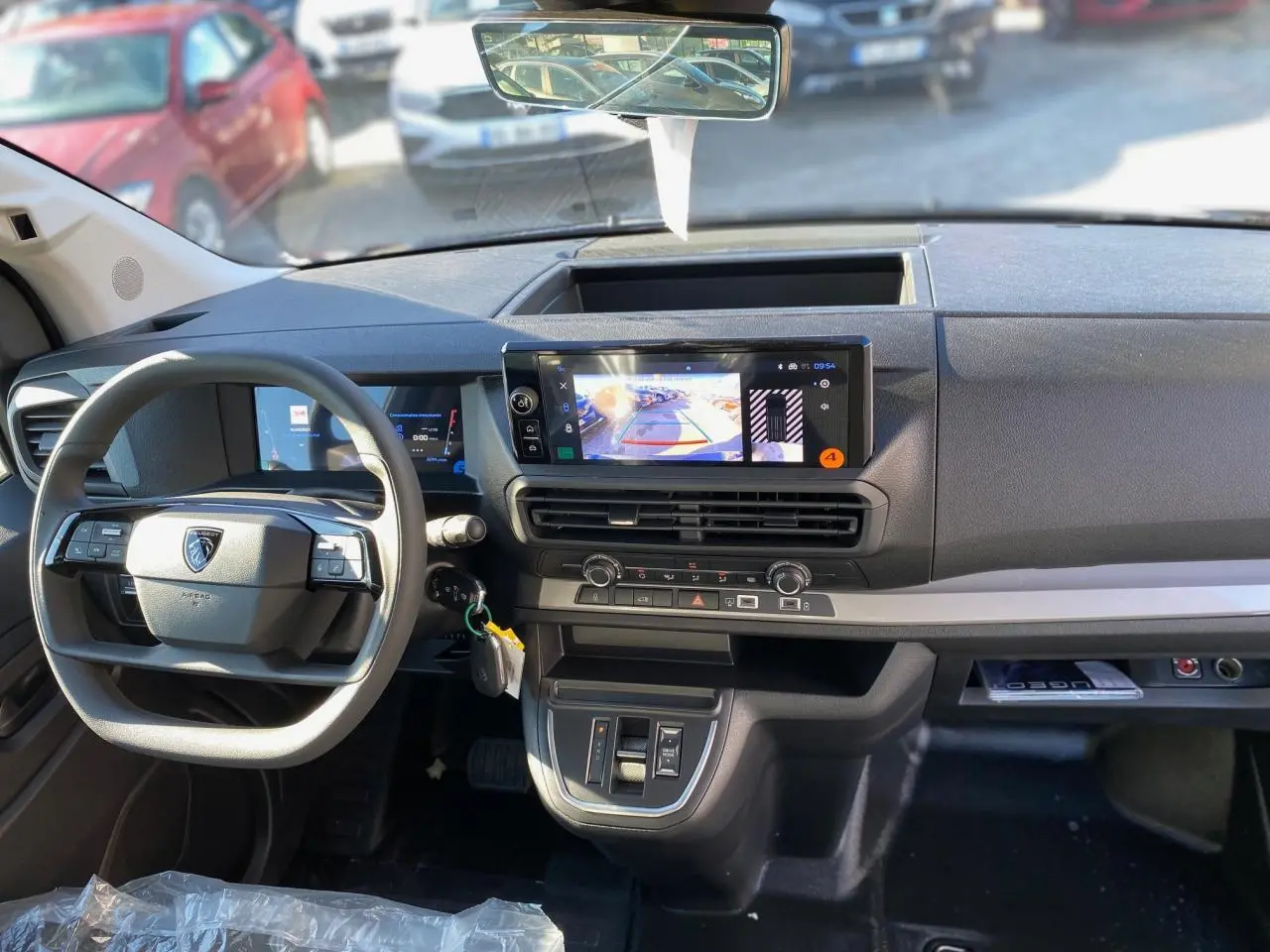 Vue intérieure avant du Peugeot Expert Fourgon gris titane, tableau de bord avec écran tactile et volant multifonction.