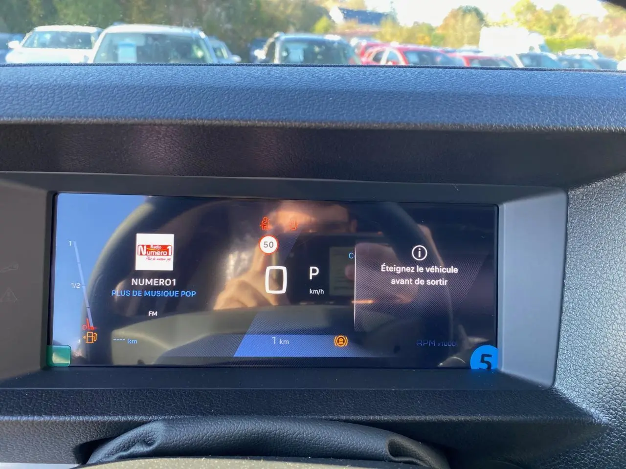 Combiné numérique 10 pouces HD couleur du Peugeot Expert Fourgon M gris titane affichant la vitesse et alertes.