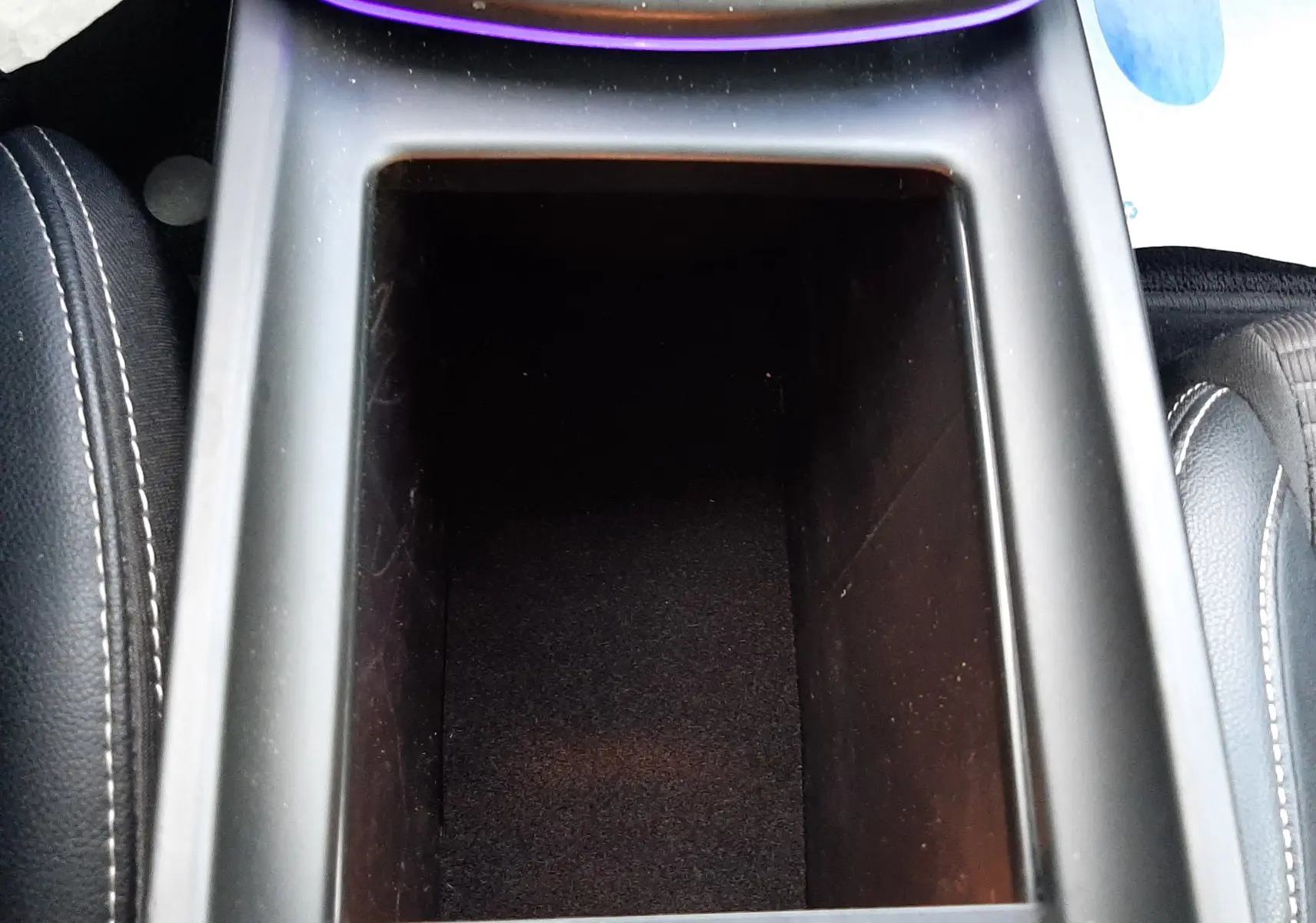 Vue rapprochée de la console centrale noire avec éclairage d'ambiance violet du Renault Scenic IV 2020.