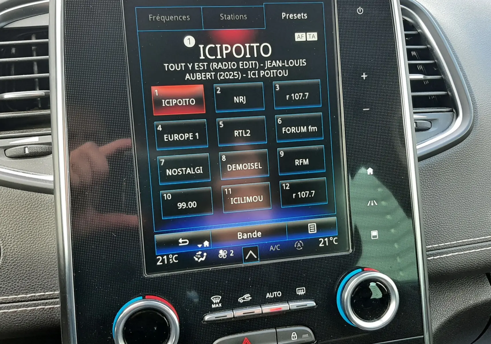 Gros plan sur la console centrale du Renault Scénic IV 1.7 Blue dCi 150ch Intens, avec commandes climatisation et écran tactile.