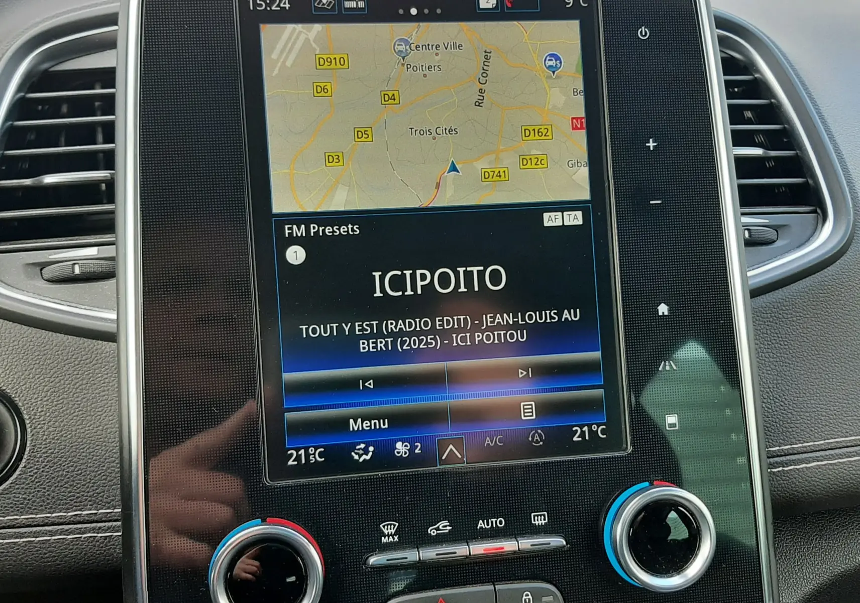 Vue rapprochée de l’écran tactile central du Renault Scénic IV 2020, affichant les stations radio avec cadre noir et boutons argentés.