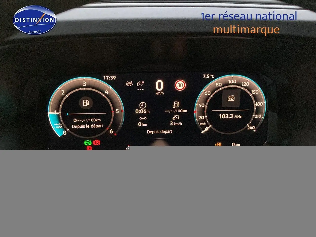 Tableau de bord numérique du Volkswagen Caddy 2.0 TDI 122 DSG7 affichant vitesse, compte-tours et radio.