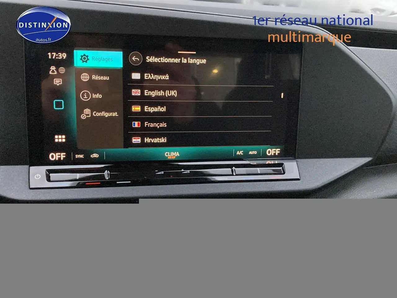 Écran tactile central du tableau de bord du Volkswagen Caddy 2.0 TDI 122 DSG7, affichant le menu de sélection de langue.