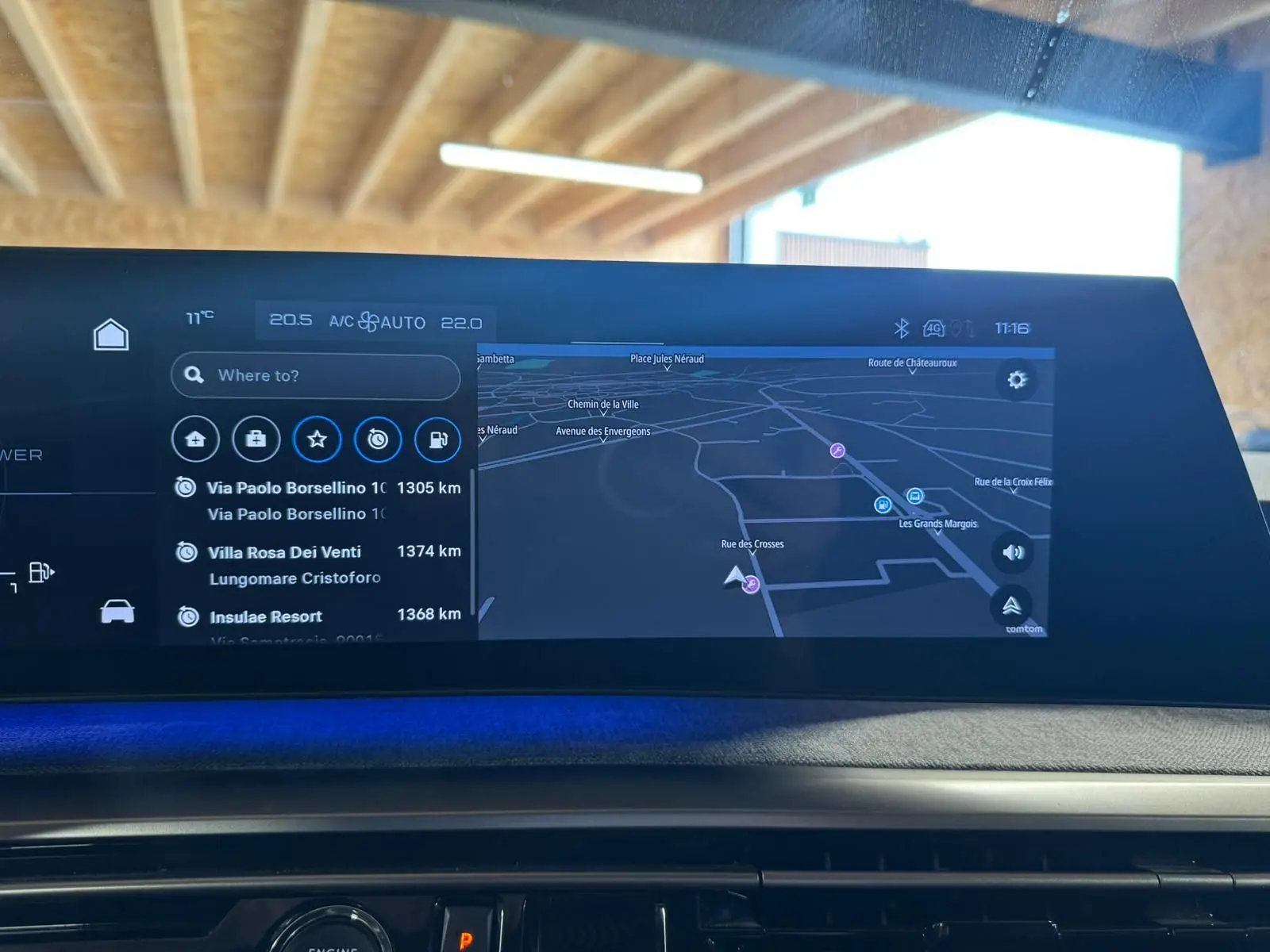 Écran tactile intérieur du tableau de bord du Peugeot 5008 gris 1.2 Hybrid 136 GT, affichant la navigation GPS.