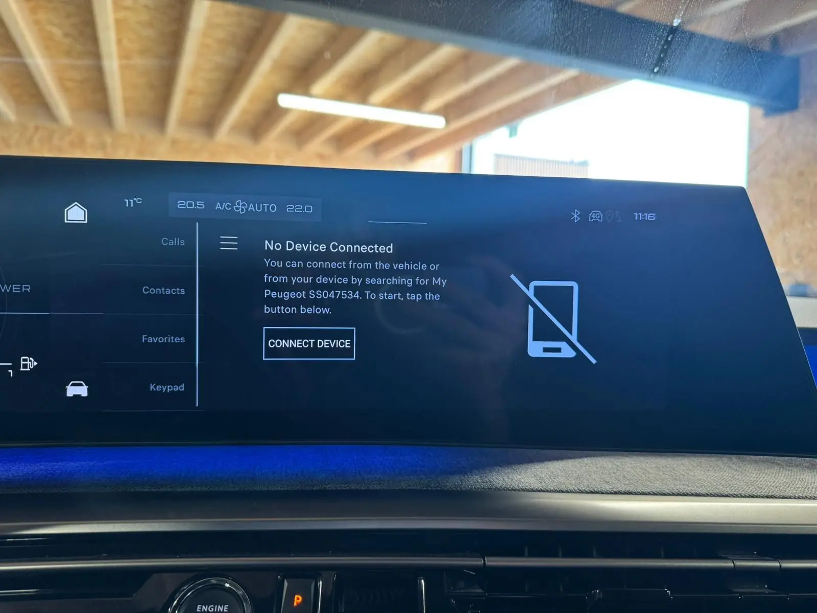 Écran tactile central du tableau de bord du Peugeot 5008 gris 1.2 HYBRID 136 GT, affichant la connexion Bluetooth inactive.