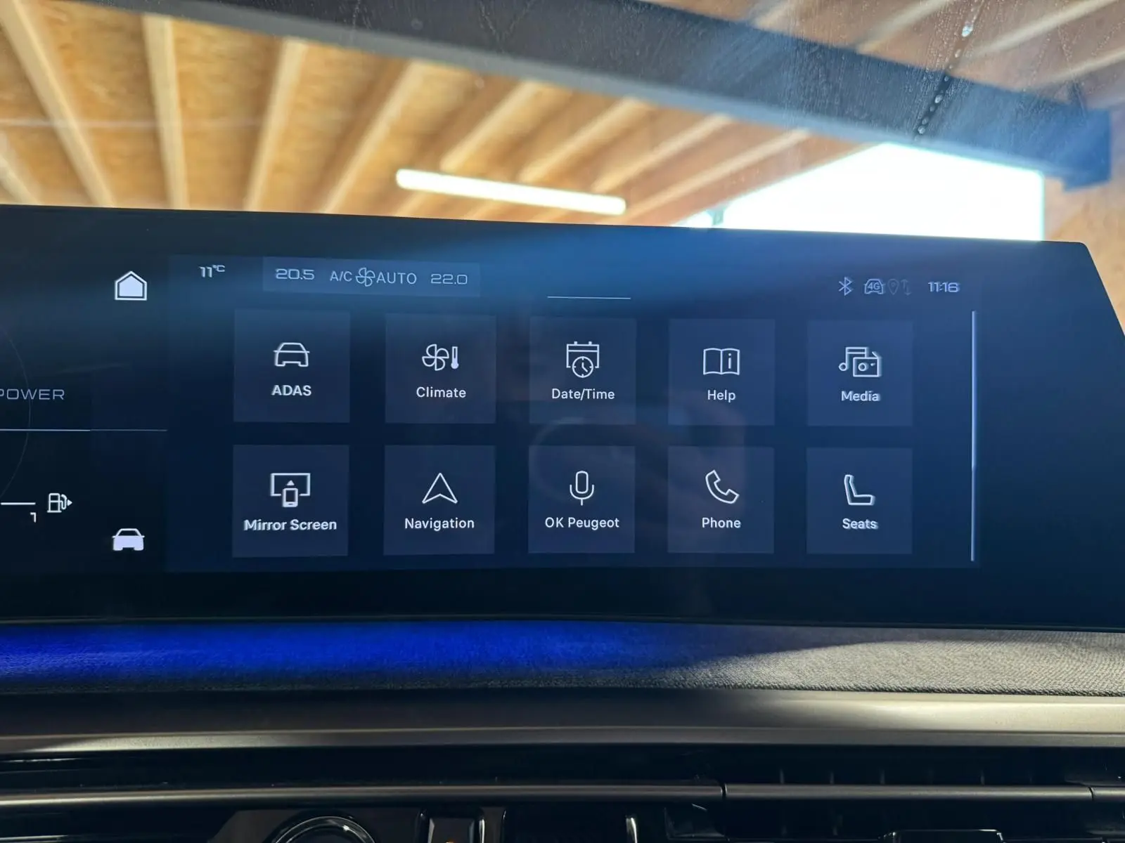 Écran tactile central du Peugeot 5008 gris 2025 affichant les options de navigation, climatisation et médias.
