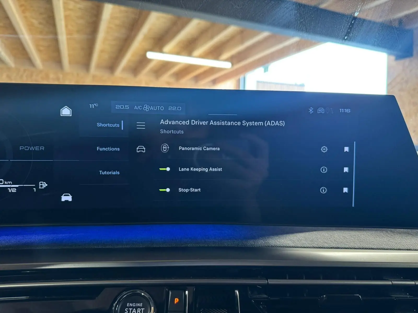 Écran tactile du système d'assistance avancée du conducteur dans l'habitacle du Peugeot 5008 gris, version 2025.