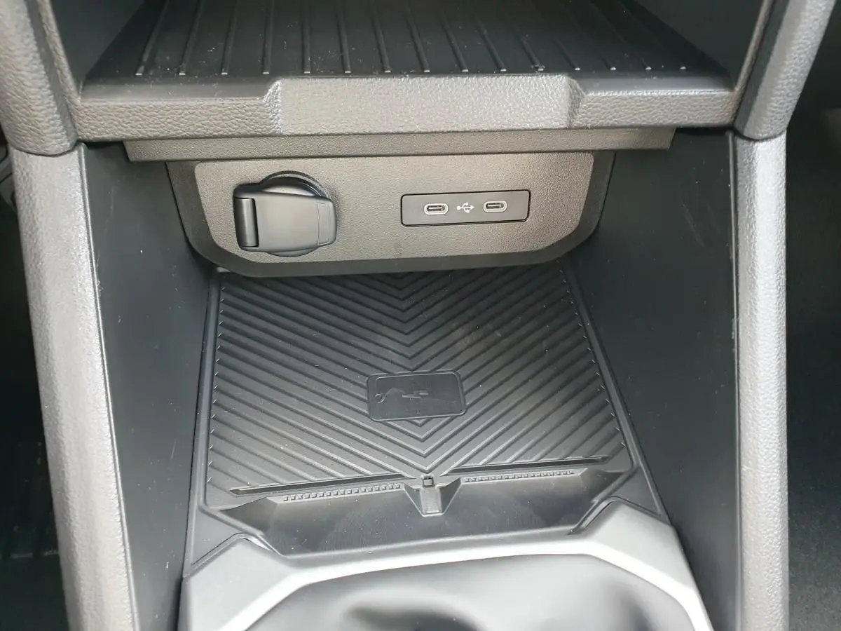 Gros plan sur la console centrale du Dacia Dokker Van 2026, montrant les prises USB type C et un espace de rangement noir.