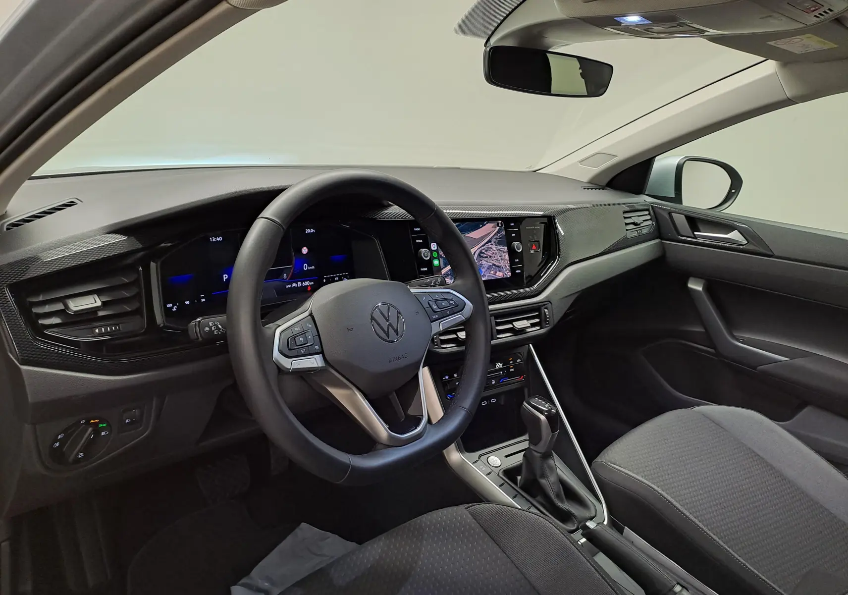 Vue intérieure côté conducteur du Volkswagen Taigo 2025 avec tableau de bord numérique et écran tactile central.