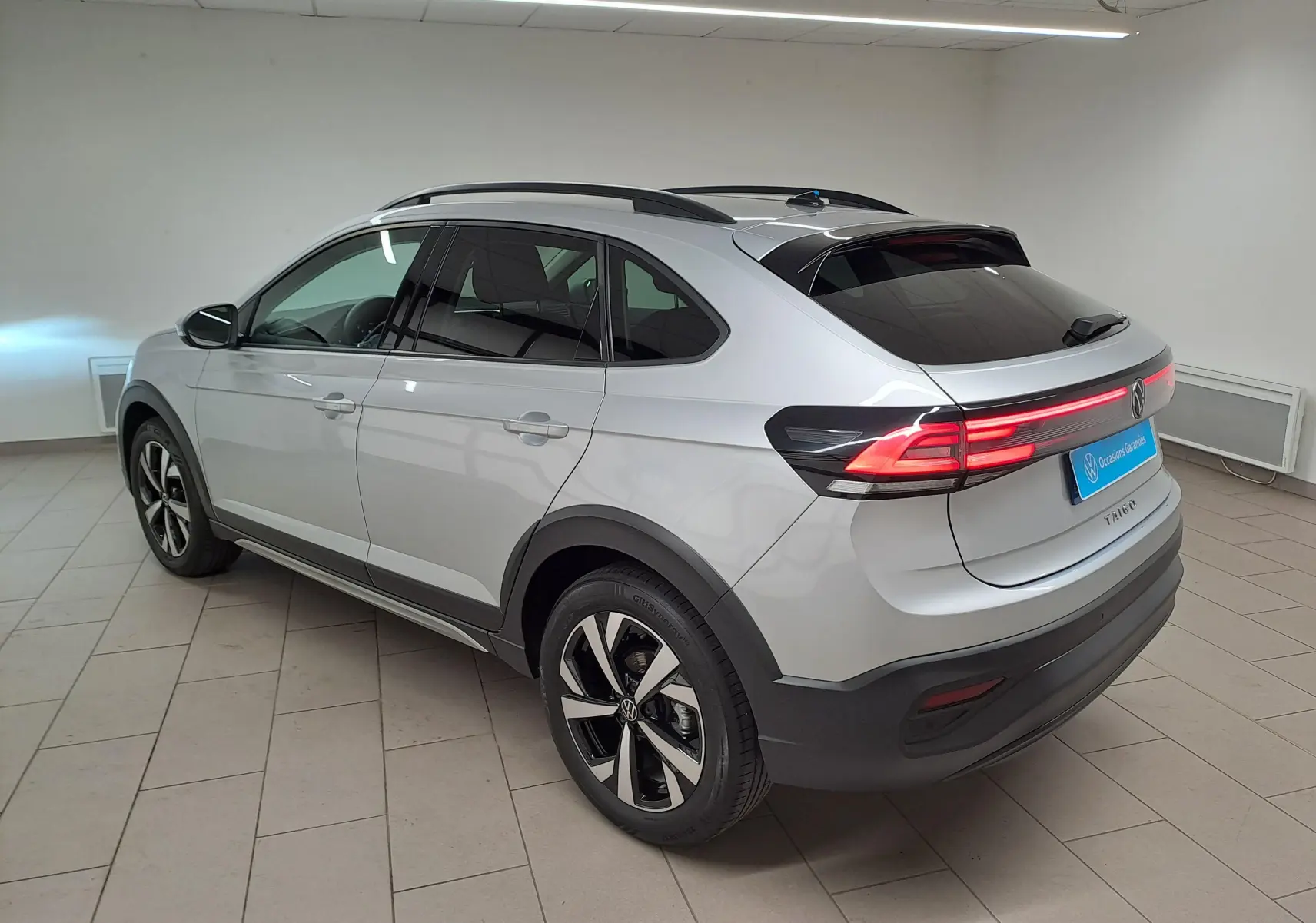 Volkswagen Taigo 1.0 TSI 2025 en reflet d'argent, vue 3/4 arrière droit avec jantes alliage Aberdeen 17 pouces.