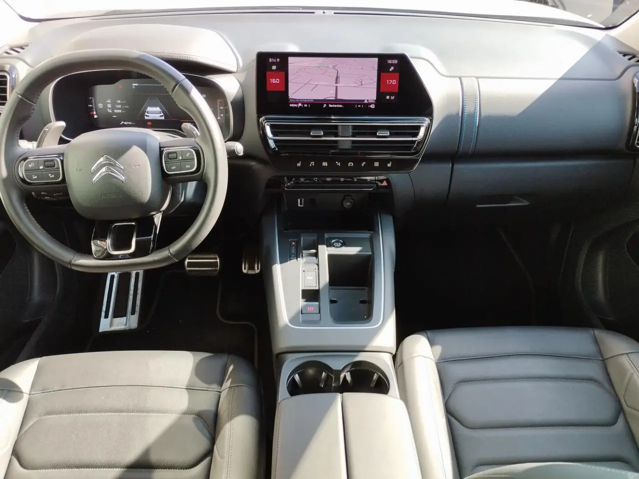 Vue intérieure avant du Citroën C5 Aircross 2022 avec tableau de bord numérique et écran tactile central.