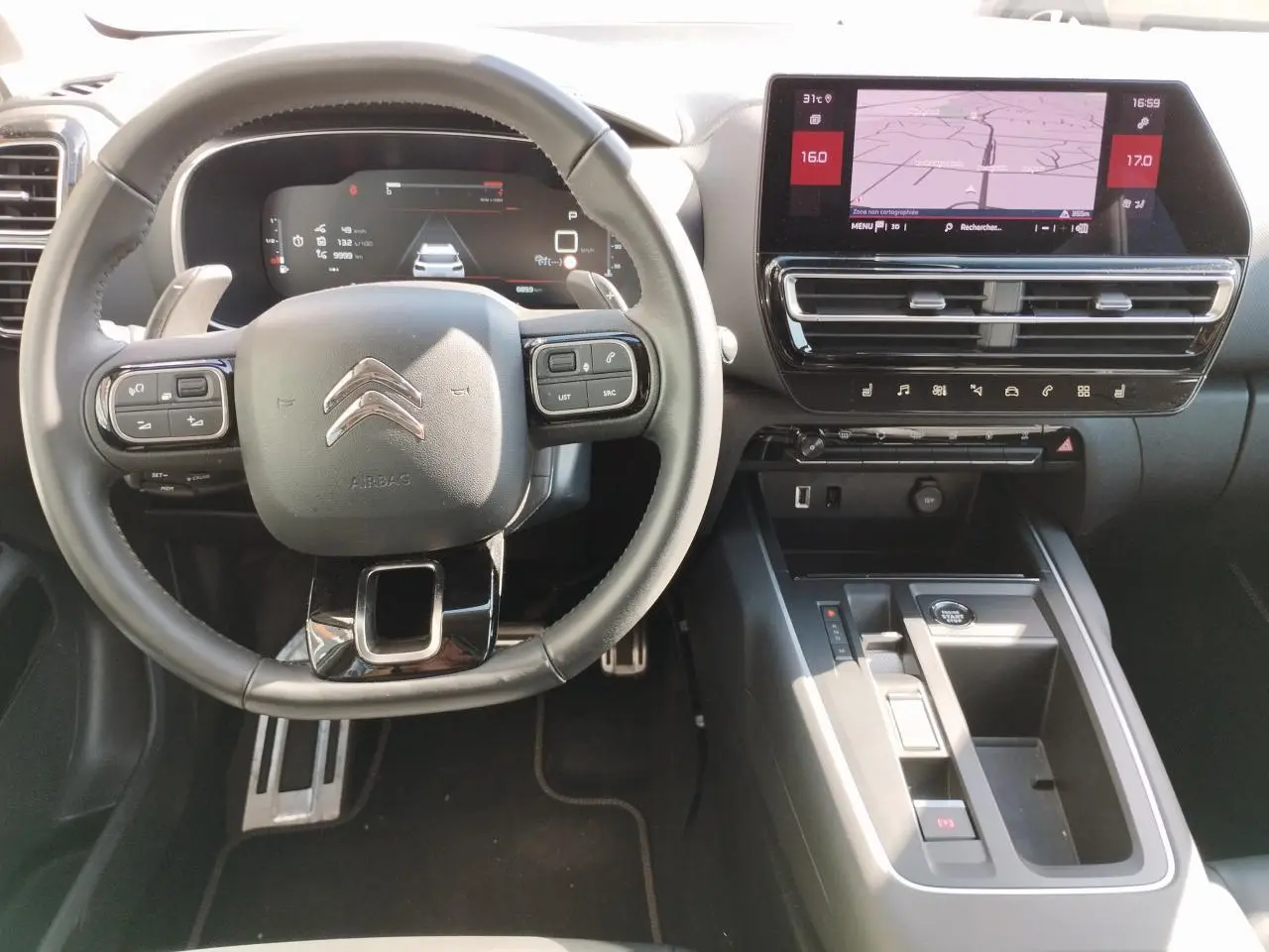 Vue intérieure centrée sur le volant cuir noir et l’écran tactile du tableau de bord du Citroën C5 Aircross 2022.
