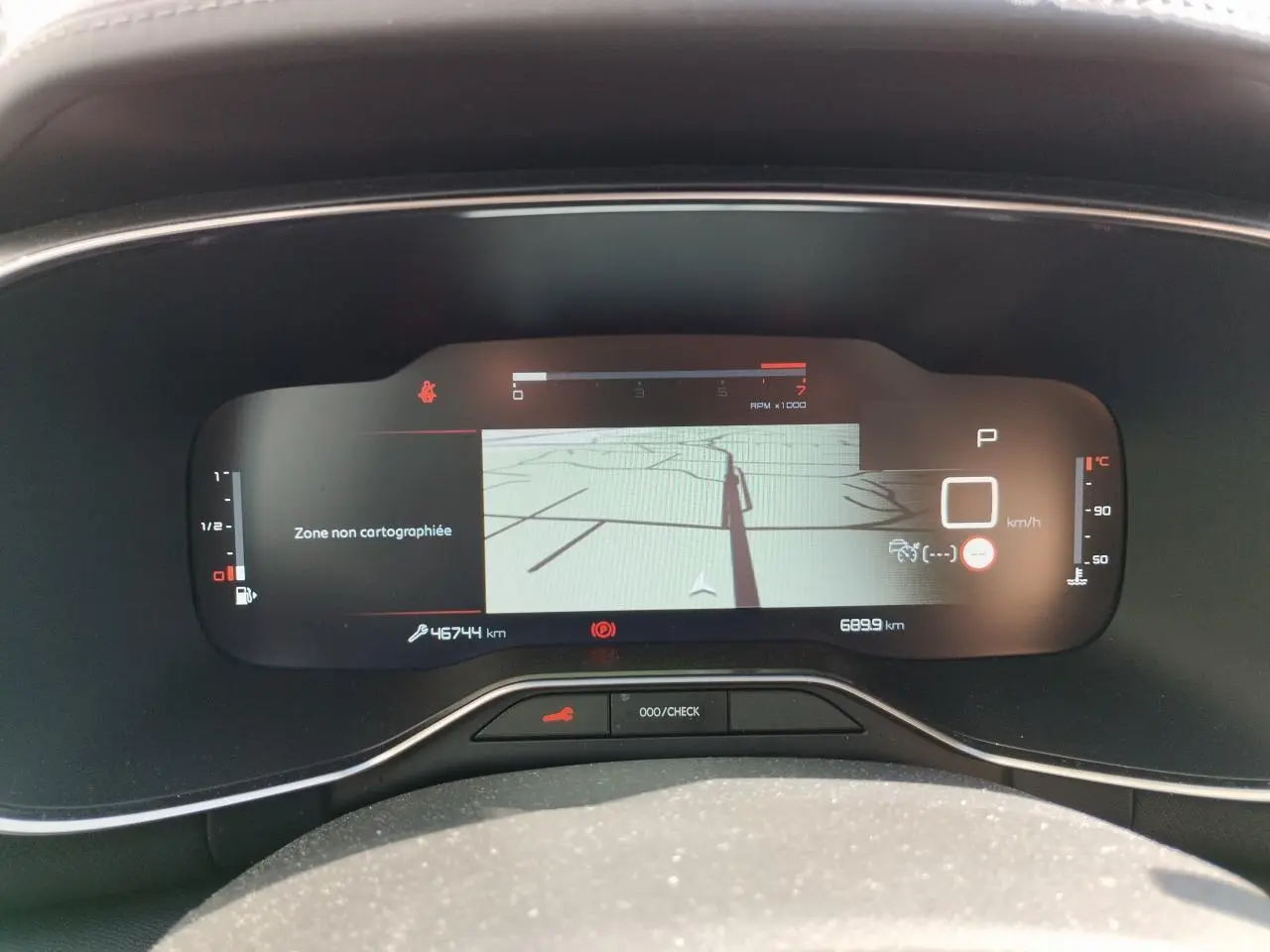 Tableau de bord numérique du Citroën C5 Aircross 2022 affichant une carte et les compteurs digitaux.