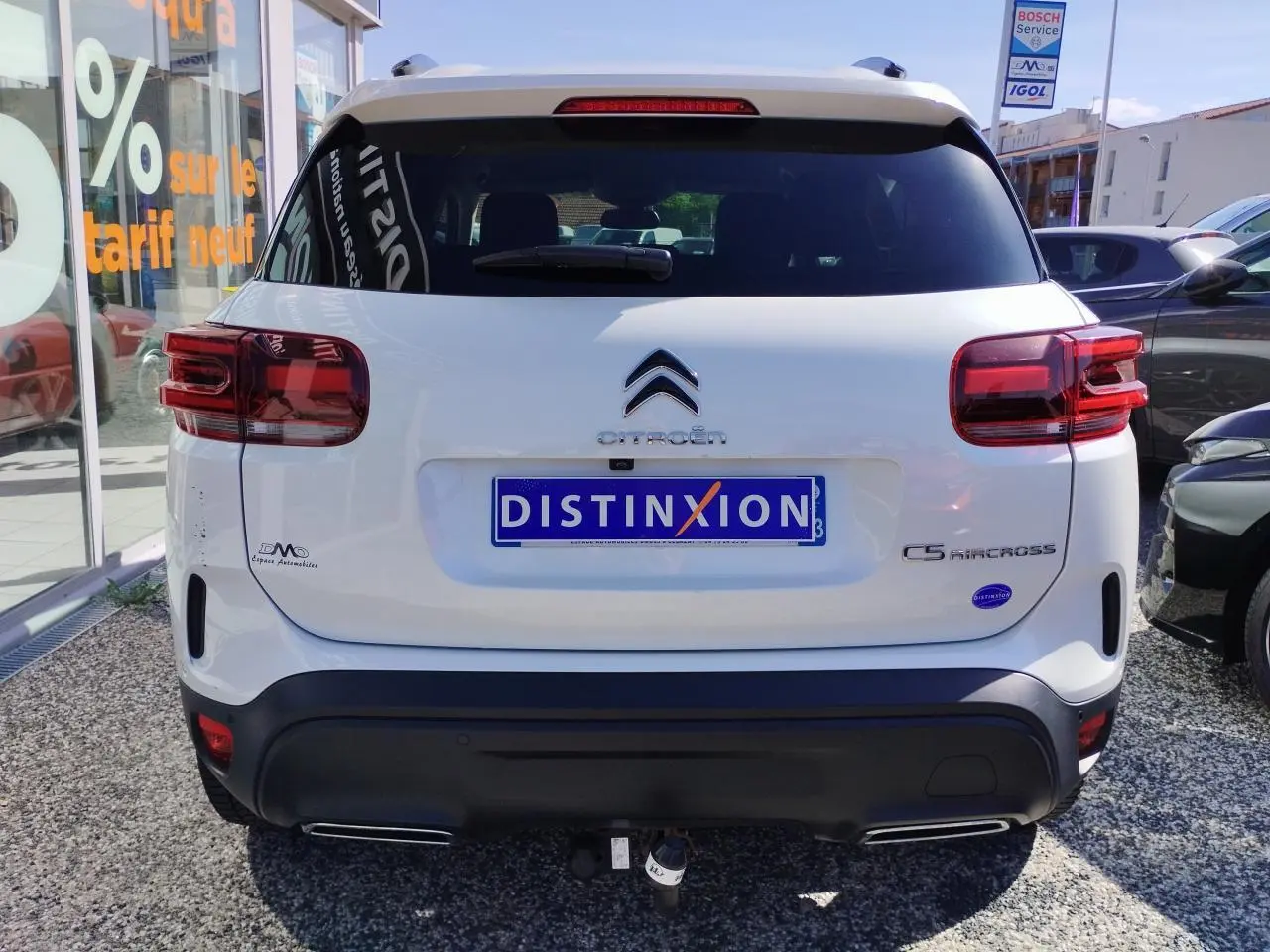 Vue arrière d'un Citroën C5 Aircross blanc nacré avec toit noir, attelage col de cygne et feux arrière LED 3D.