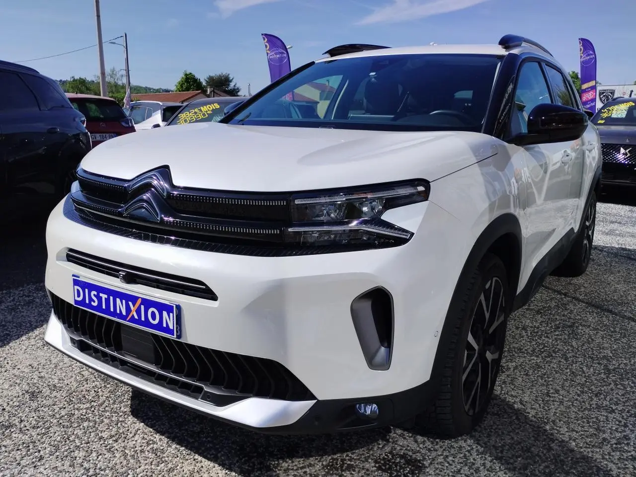 Citroën C5 Aircross blanc nacré avec toit noir, vue 3/4 avant droit, calandre et jantes distinctives.