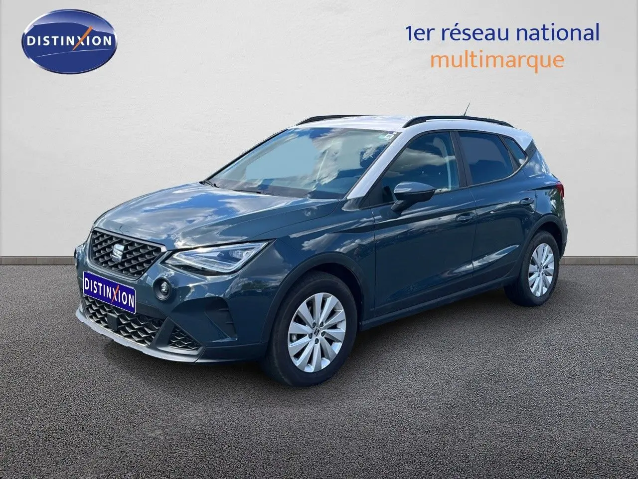 SEAT Arona 2025 bleu Fjord avec toit blanc, vue 3/4 avant droit sur fond neutre.