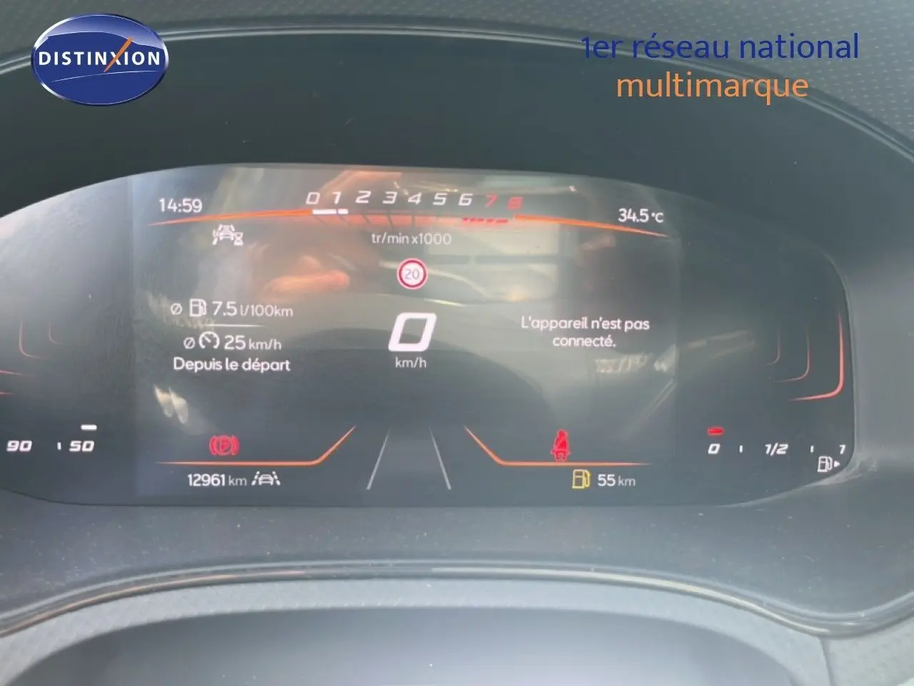 Tableau de bord numérique du SEAT Arona 2025 montrant la vitesse, régime moteur et autonomie, avec affichage clair et moderne.
