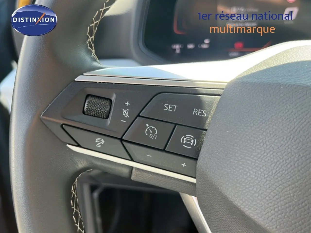 Gros plan sur les commandes de régulateur de vitesse au volant du SEAT Arona 2025, finition Style Special Edition.