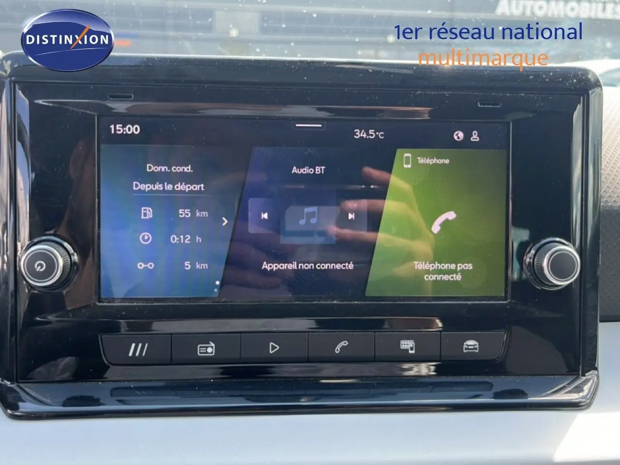 Écran tactile central du tableau de bord de la SEAT Arona 2025 affichant les données de conduite et la connexion Bluetooth.
