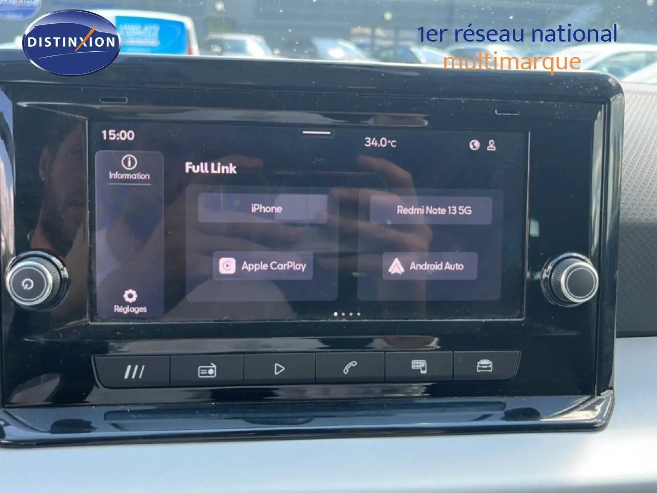 Écran tactile central de la SEAT Arona 2025 affichant les options Apple CarPlay et Android Auto, entouré de commandes noires.