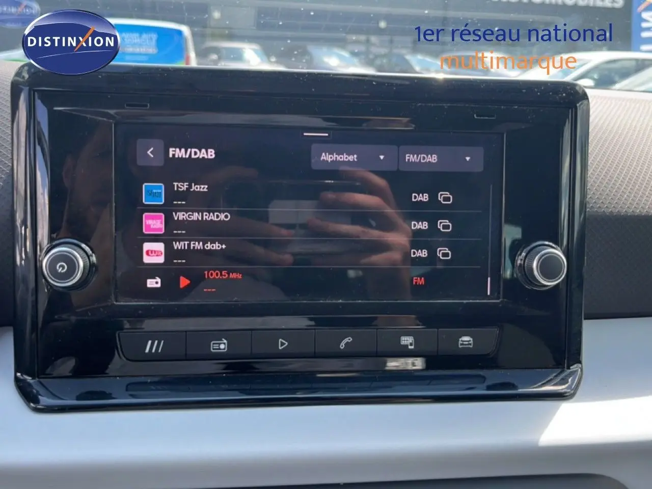 Écran tactile central du tableau de bord du SEAT Arona 2025, affichant les options radio FM/DAB avec finition intérieure gris noir.
