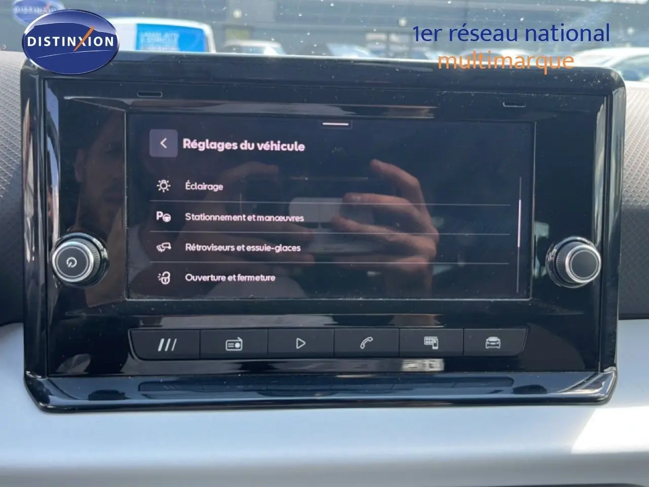 Écran tactile central du tableau de bord du SEAT Arona 2025 affichant les réglages du véhicule.