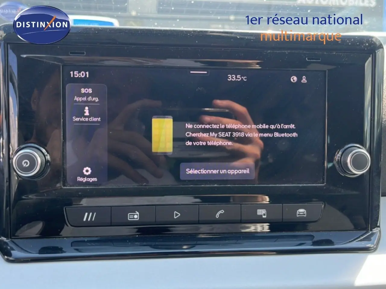 Écran tactile central du SEAT Arona bleu Fjord, affichant le menu Bluetooth avec commandes tactiles en bas.