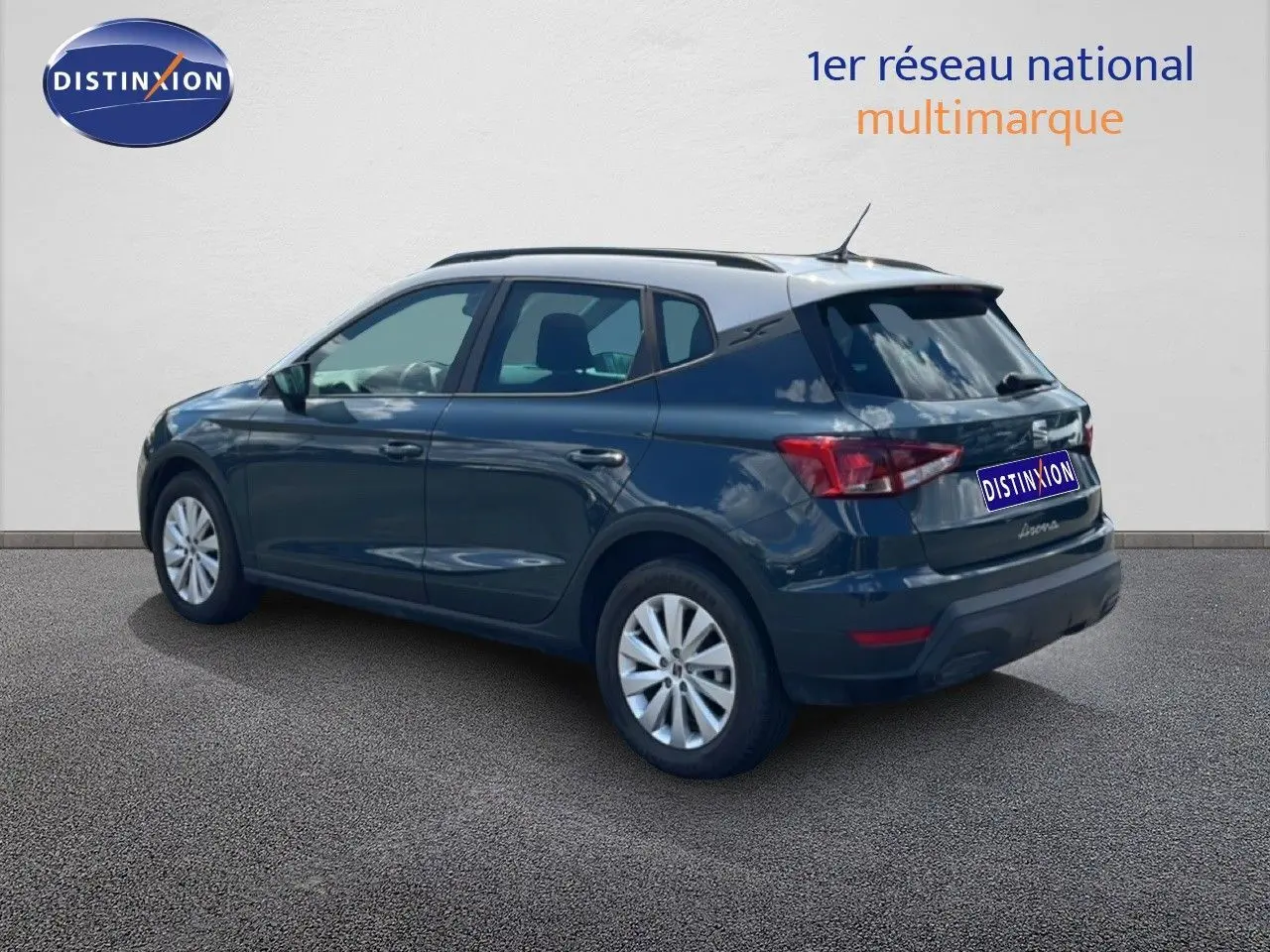 SEAT Arona bleu Fjord avec toit blanc, vue 3/4 arrière droit, mettant en valeur ses lignes compactes et ses jantes.