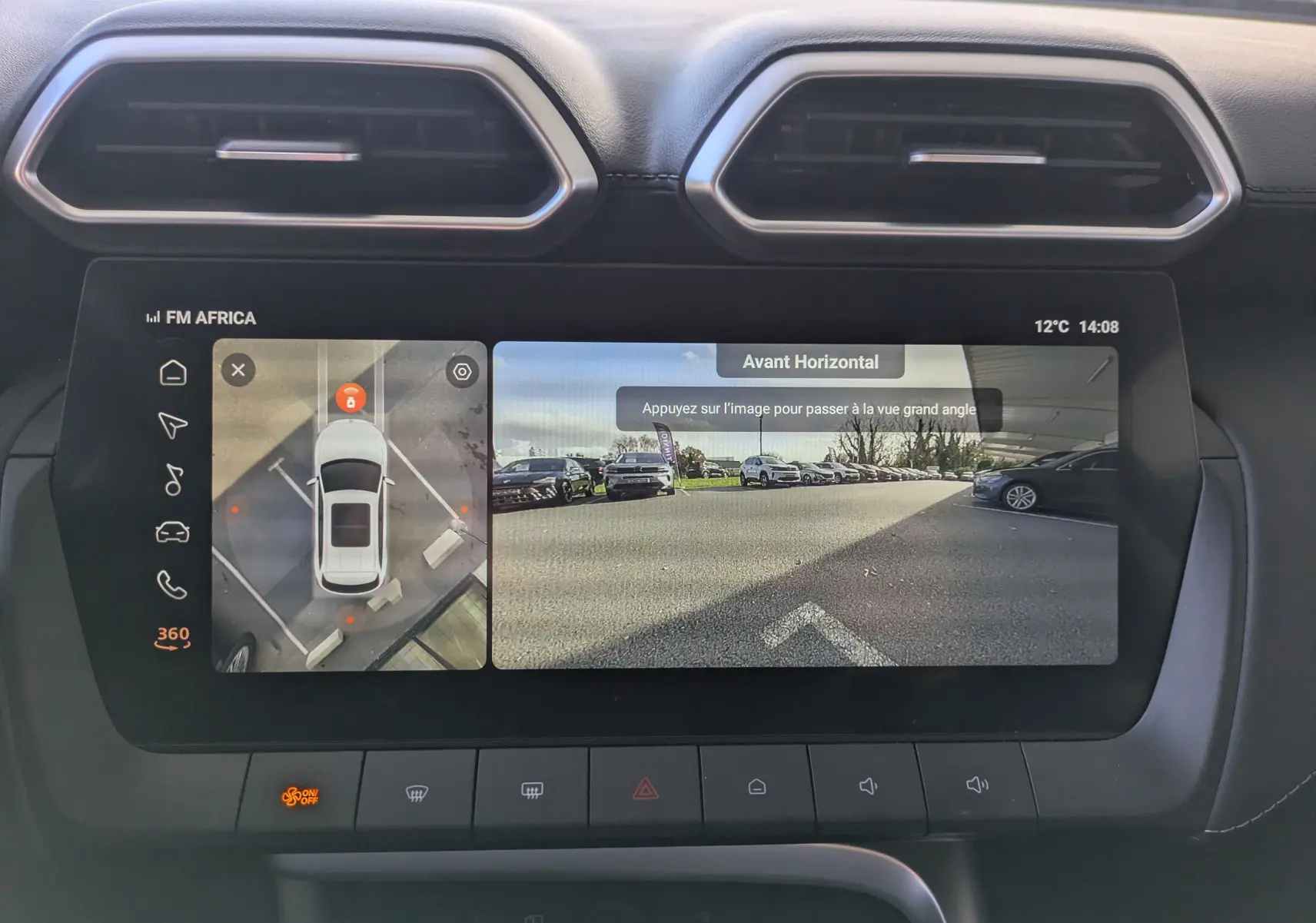 Écran tactile du MG ZS 1.5 L Hybrid+ Luxury 2026 montrant la caméra 360° et vue arrière en stationnement.