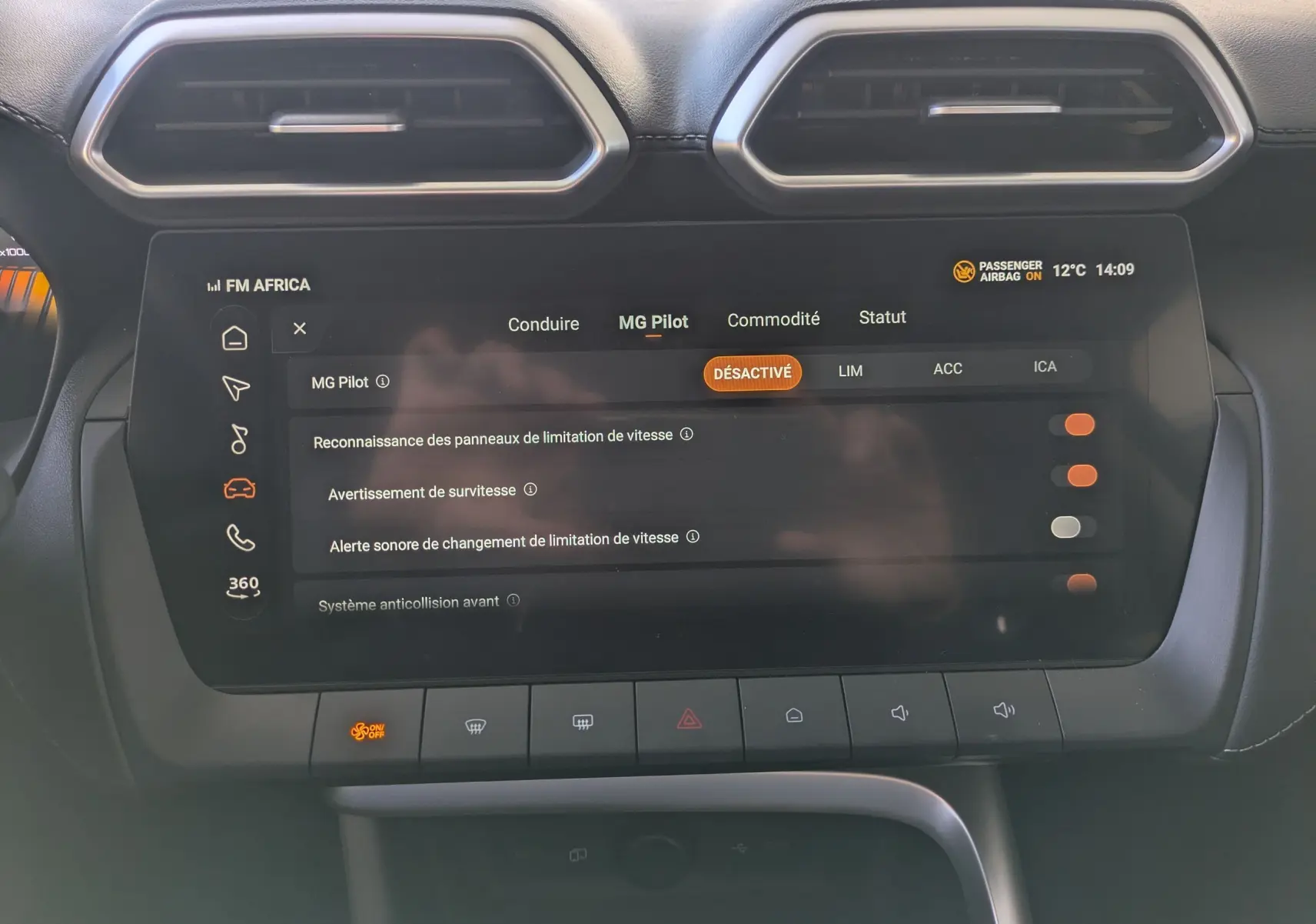 Écran tactile intérieur du MG ZS 2026 montrant la caméra à 360° avec vue avant horizontale du parking.