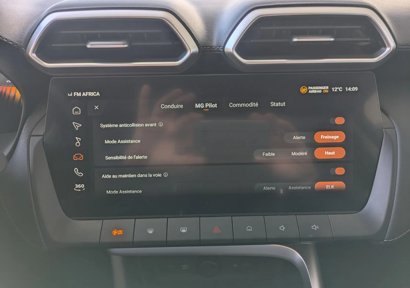 Vue rapprochée de l’écran tactile central du MG ZS 2026 en Candem Grey, affichant les réglages du système MG Pilot.