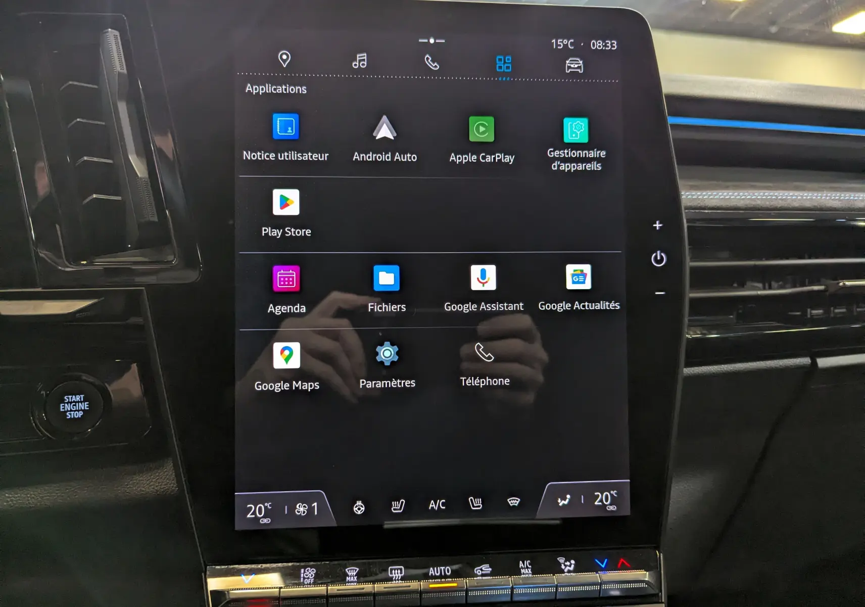 Écran tactile central du tableau de bord du Renault Austral blanc nacré, affichant les applications connectées.