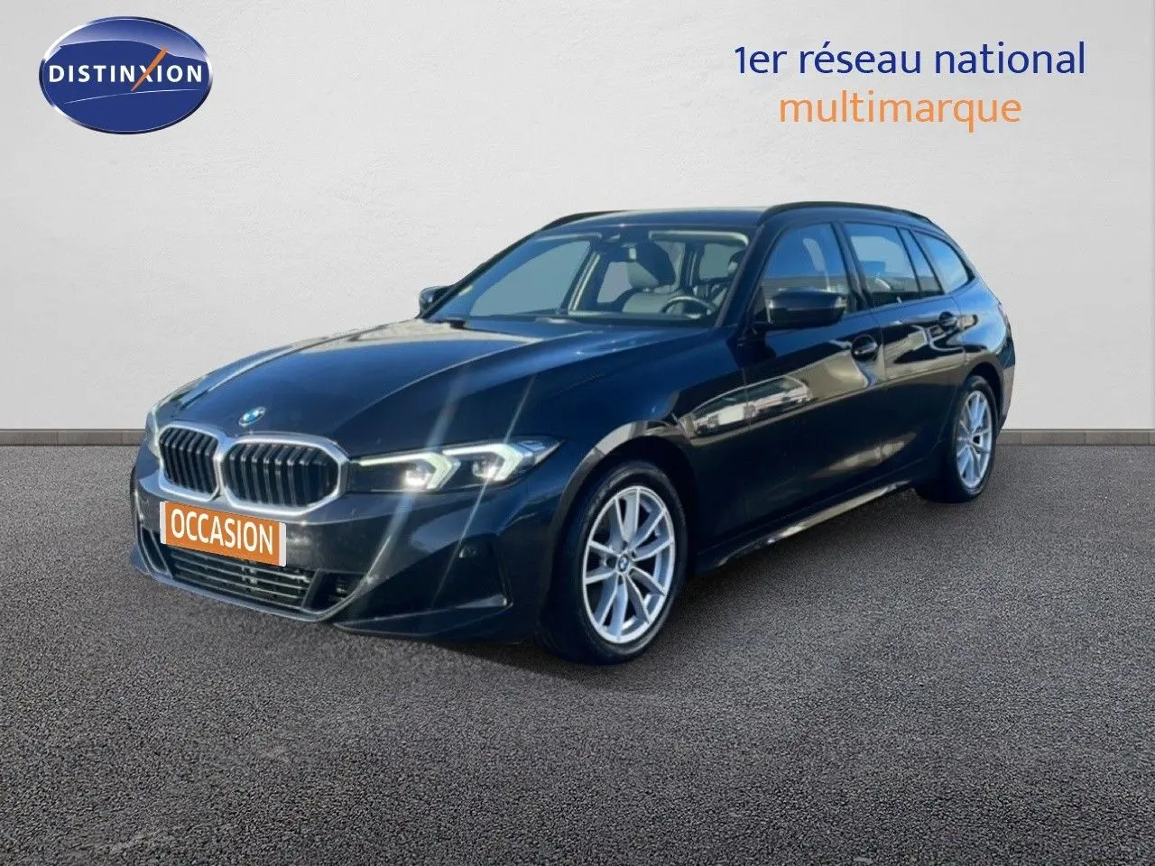 BMW Série 3 Touring F31 noir sapphire vue 3/4 avant droit avec jantes argent et calandre distinctive.