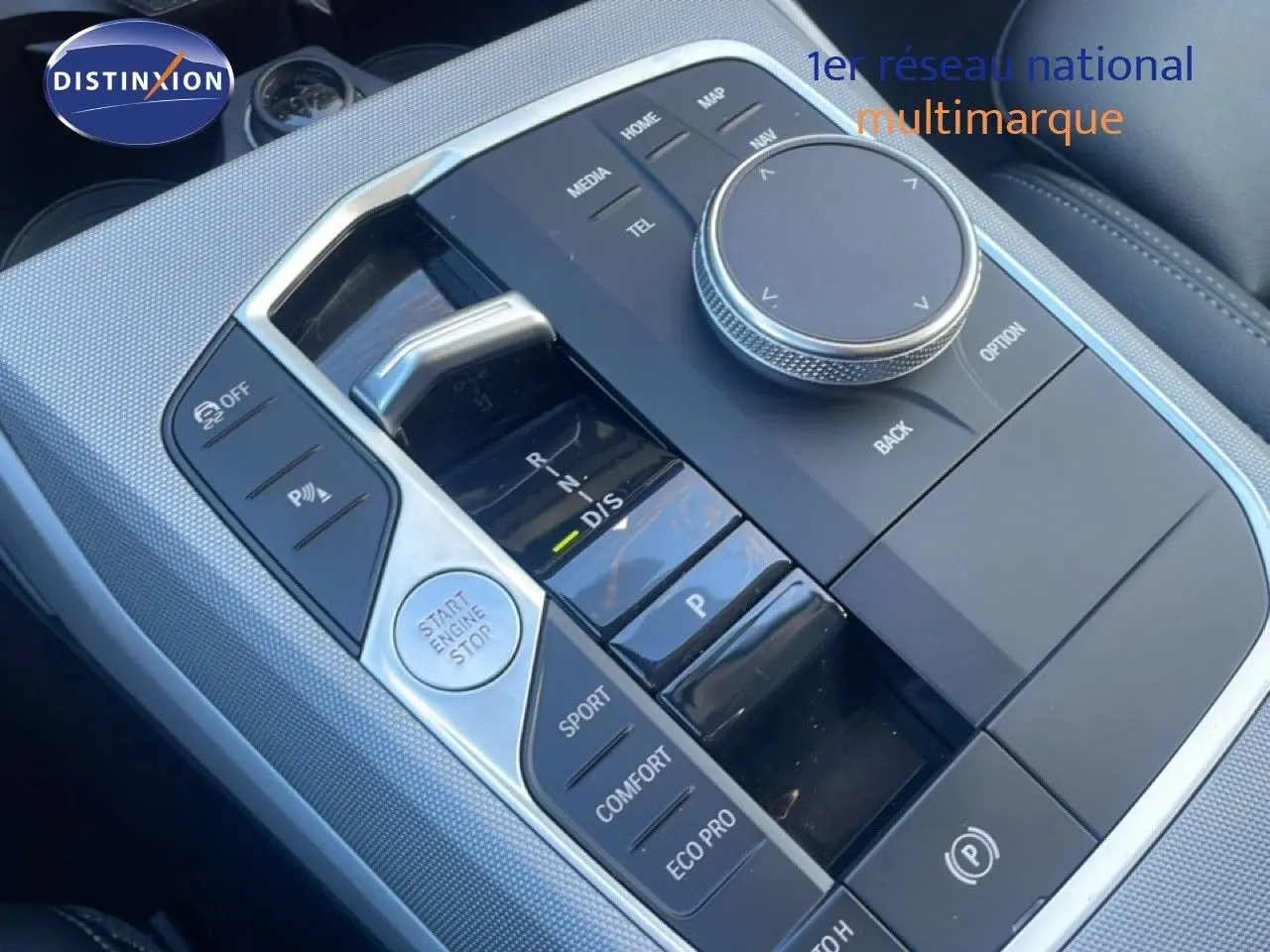 Gros plan sur la console centrale noire et argentée de la BMW Série 3 Touring F31 avec sélecteur de mode et bouton start/stop.