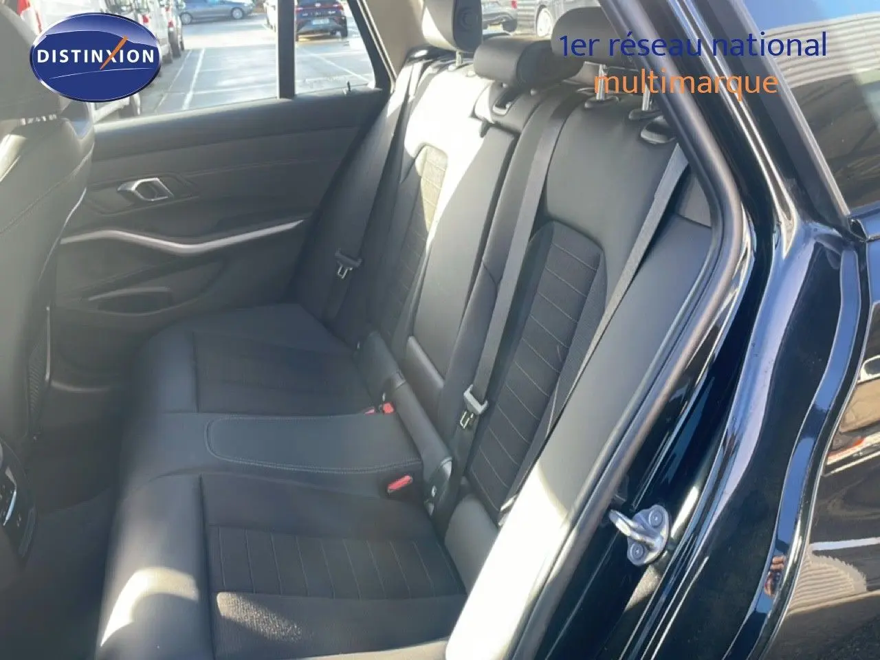 Vue intérieure côté gauche des sièges arrière en cuir noir d'une BMW Série 3 Touring F31 noir saphir.
