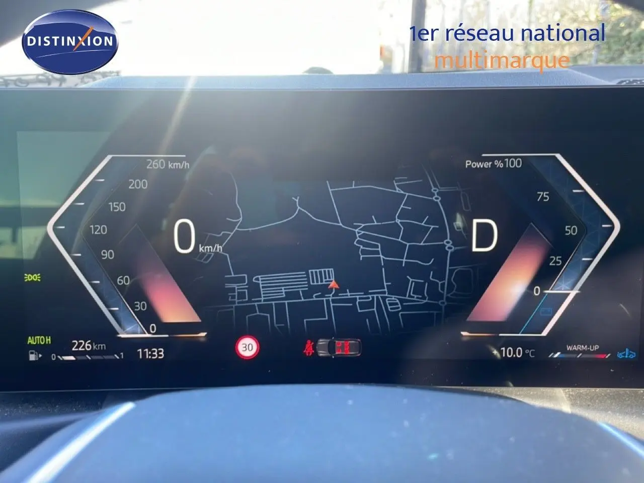 Affichage numérique du tableau de bord de la BMW Série 3 Touring F31, avec carte de navigation et indicateurs de vitesse et puissance.