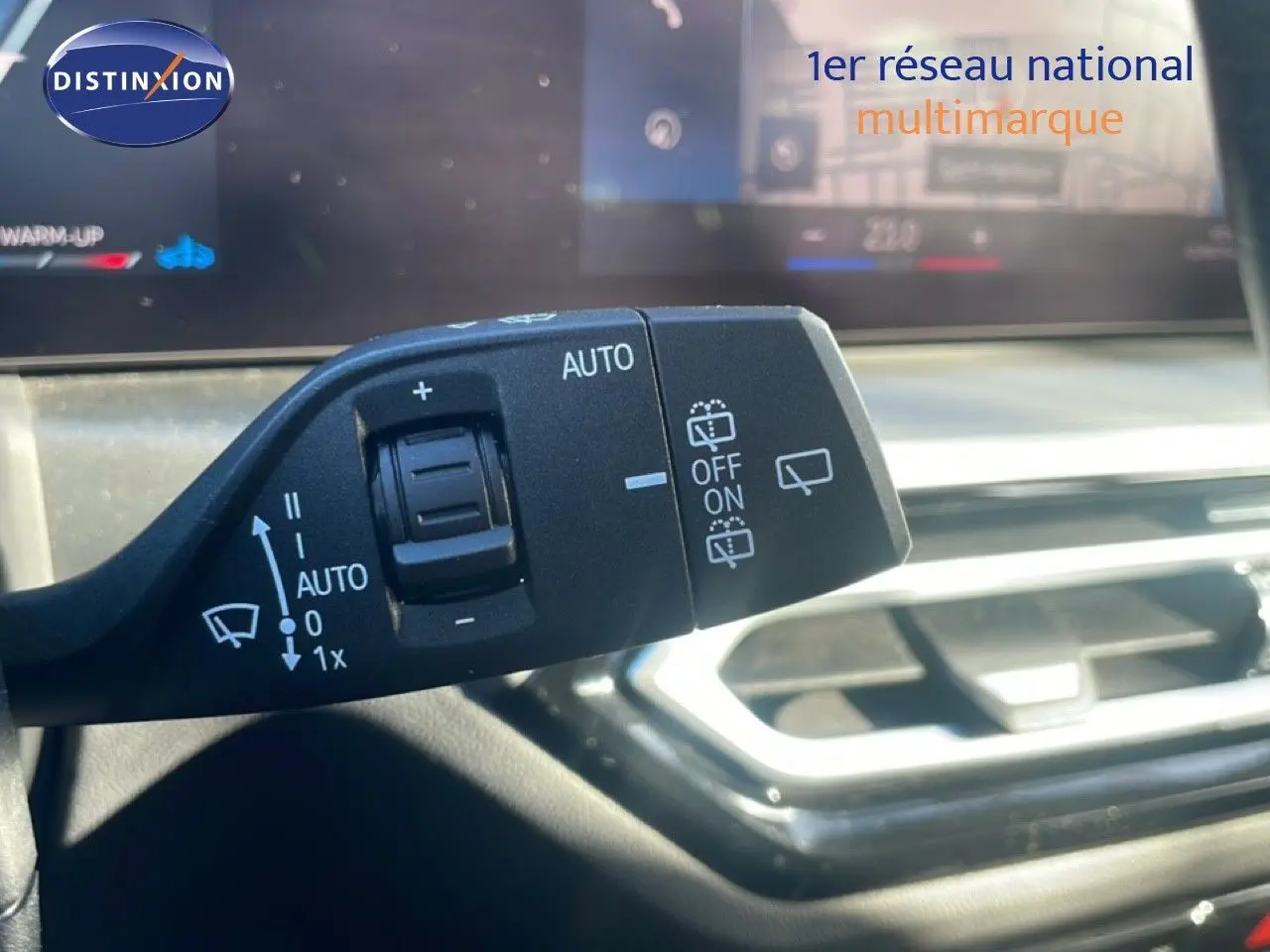 Gros plan sur la commande d’essuie-glace avec réglage automatique dans l’habitacle d’une BMW Série 3 Touring noire.