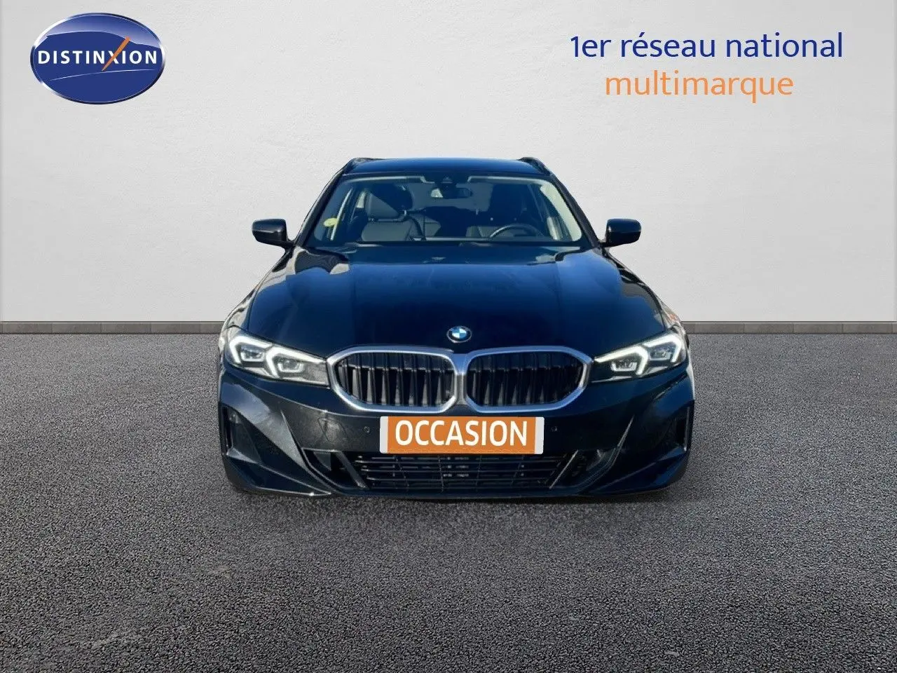 BMW Série 3 Touring F31 noir sapphire vue de face, avec calandre double haricot et phares LED allumés.