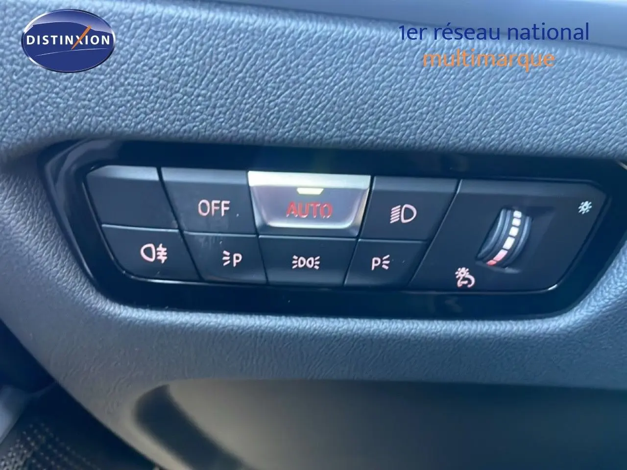 Gros plan sur les commandes d’éclairage intérieures d’une BMW Série 3 Touring F31 noire, avec réglage automatique activé.