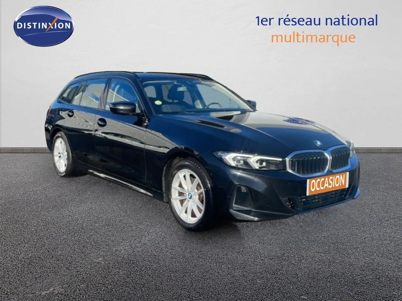 BMW Série 3 Touring F31 noir saphir vue 3/4 avant droit, jantes argentées et calandre double haricot visible.