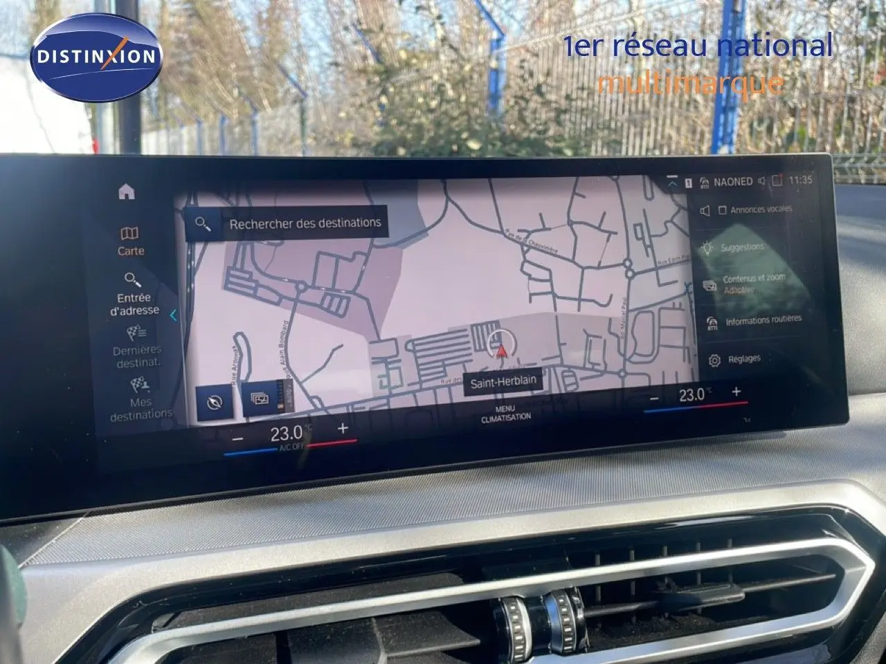 Vue rapprochée de l'écran tactile de navigation et climatisation dans une BMW Série 3 Touring F31 noire, affichant une carte.