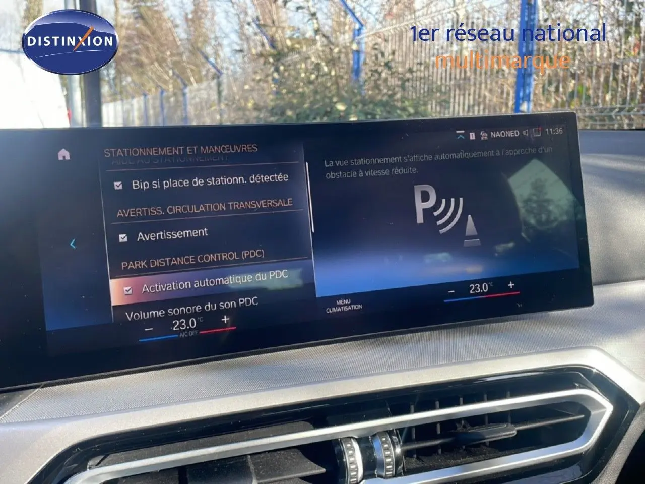 Vue intérieure du tableau de bord de la BMW Série 3 Touring F31 noire, écran tactile affichant l'aide au stationnement.