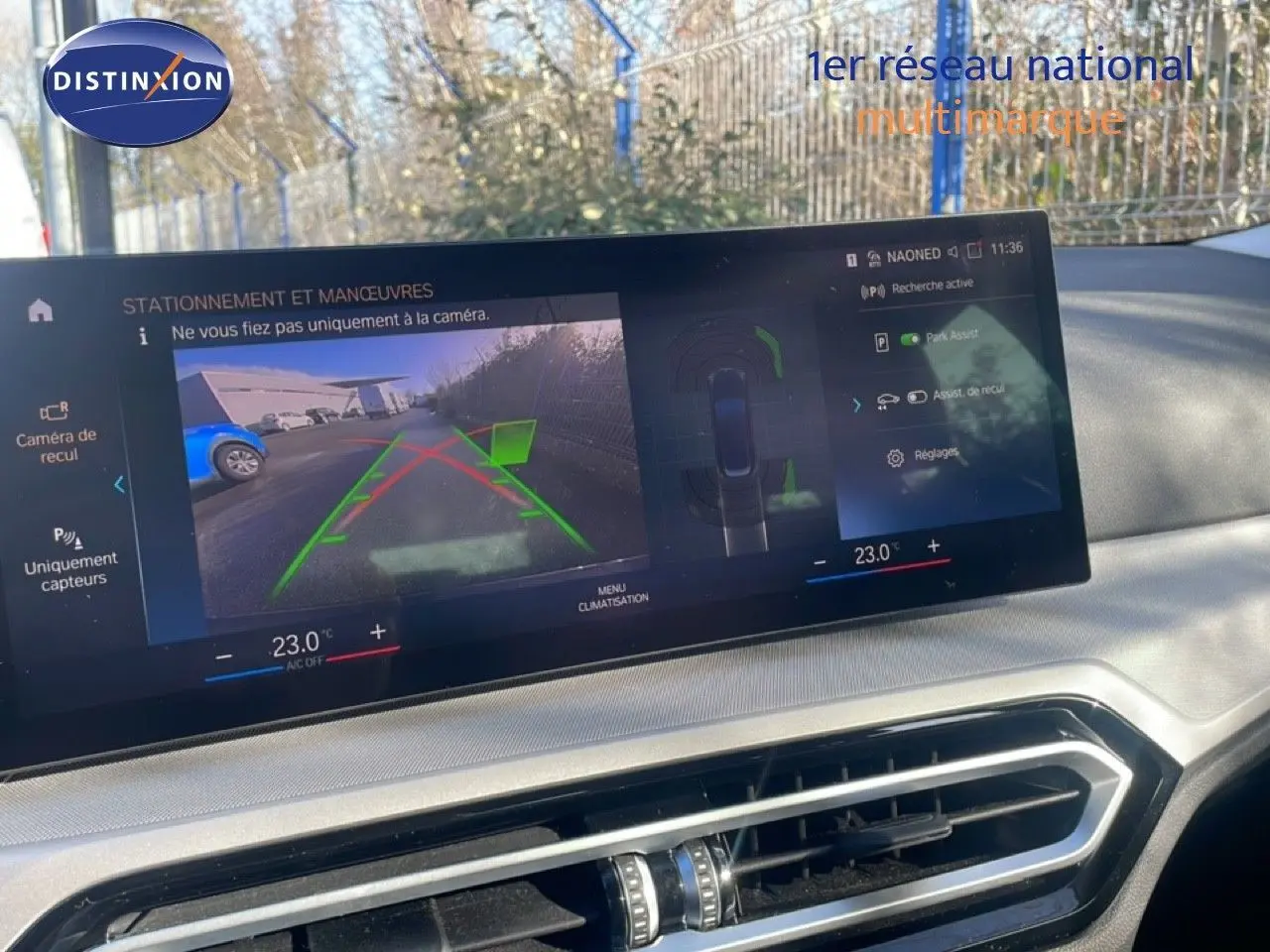 Écran central de la BMW Série 3 Touring F31 noir, affichant la caméra de recul et l'assistance au stationnement.